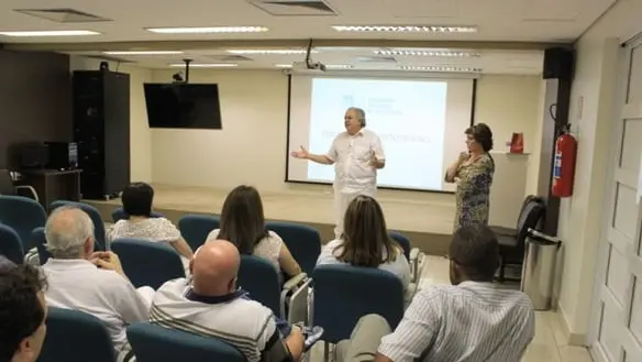 Presidente da Sociedade Brasileira de Nefrologia expõe crise na área dos tratamentos dialíticos no país em palestra para médicos e gestores de hospitais da região