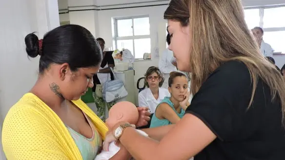 Semana da Prematuridade: Oficina mostra como usar o sling para carregar o bebê